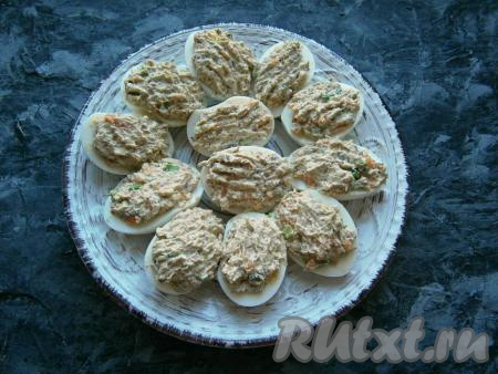 Начинку тщательно перемешать и нафаршировать этой массой белки.