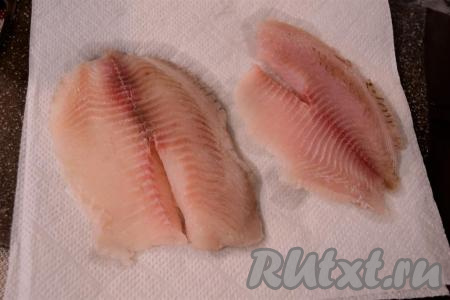Разморозить филе окуня, а затем обсушить бумажными полотенцами.