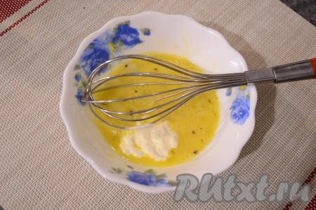 Хорошенько расколотить яйцо венчиком, добавить майонез.