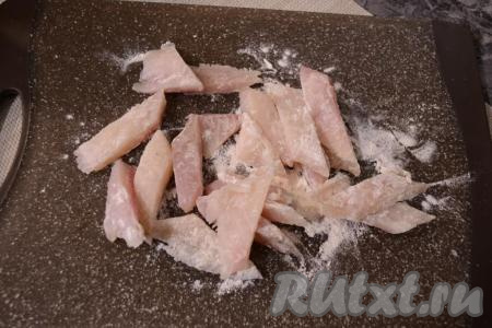 Кусочки филе окуня обсыпать 1 столовой ложкой муки, перемешать.