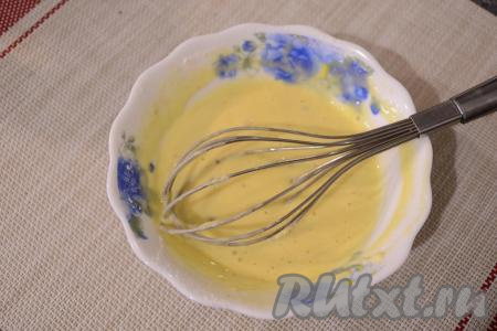 Кляр должен получиться похожим по консистенции на сметану.