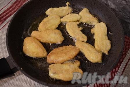 Жарить на среднем (или чуть меньше среднего) огне до румяности, после чего&nbsp;каждый кусочек рыбы перевернуть и жарить до румяности с другой стороны. Жарится рыба,&nbsp;примерно, по 2-3 минуты с каждой стороны.