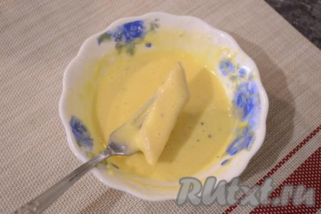 Сковороду разогреть с растительным маслом. Каждый кусочек филе окуня обмакнуть полностью в кляр.