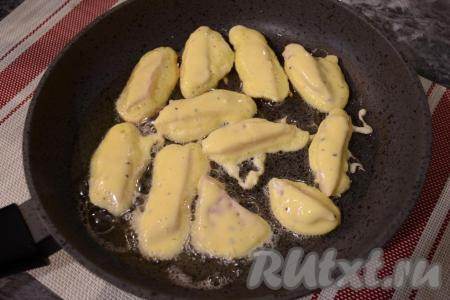 И выложить на разогретую с маслом сковороду.