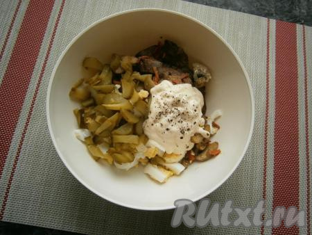 Сюда же&nbsp;добавить нарезанный соломкой (или брусочками) маринованный огурец, майонез, ещё немного посолить и поперчить.