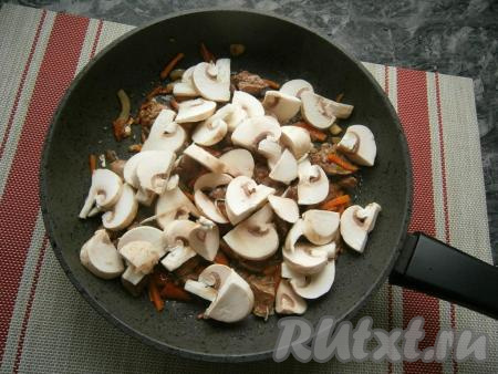 Перемешать и обжарить печёнку вместе с овощами минут 5, иногда перемешивая. Затем&nbsp;добавить в сковороду нарезанные пластинами шампиньоны.