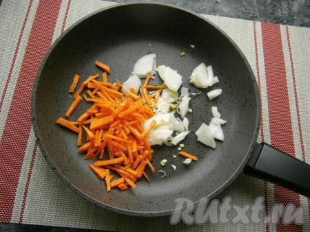 Очистить лук и морковку. Яйца отварить в течение 10 минут с момента закипания воды, затем после остывания очистить их. Нарезать лук тонкими четвертинами. Морковь нарезать тонкой соломкой. Овощи поместить в сковороду с растительным маслом.