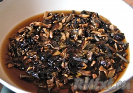 Грибы (заранее замоченные) мелко порезать, потушить на сковородке с небольшим количеством воды минут 20.