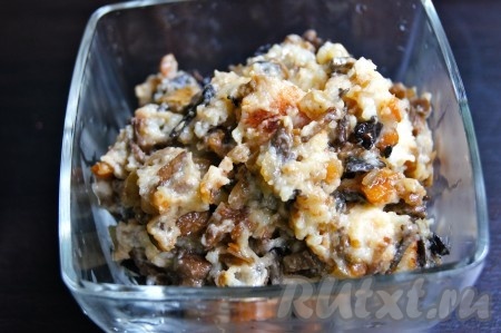 Из картофеля приготовить пюре, перемешать с грибами. Начинка для куриного рулета готова.