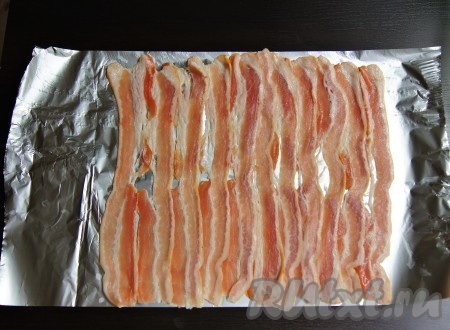 На фольгу выложить полоски с/к грудинки.