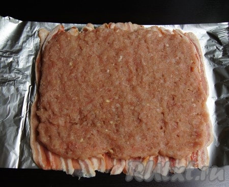 На грудинку выложить ровным слоем фарш.