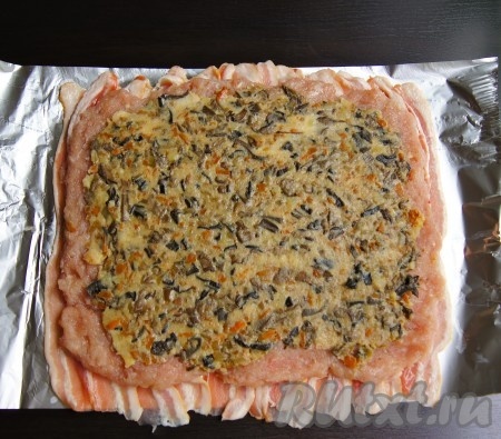 На фарш выложить начинку из грибов и картофеля.