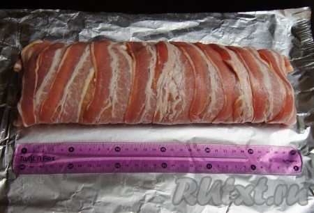 Куриный рулет с грибами завернуть в фольгу, отправить в разогретую до 200 градусов духовку на 40 минут. 