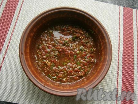 Влить уксус и хорошенько перемешать, если понадобится - досолить. Соус получается безумно ароматным и пряным.