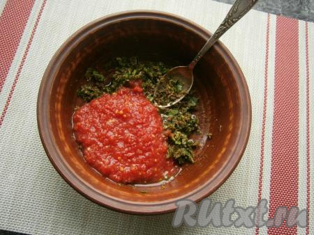 Мякоть помидоров натереть на тёрке, выложить в небольшую посуду и довести до кипения, но не кипятить. В миску со специями и петрушкой добавить остывшие протёртые помидоры (или 100 грамм томатной пасты, разведённой 75-80 мл воды).