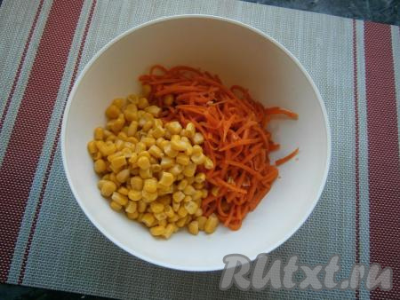 Добавить морковку к колбасе вместе с консервированной кукурузой.