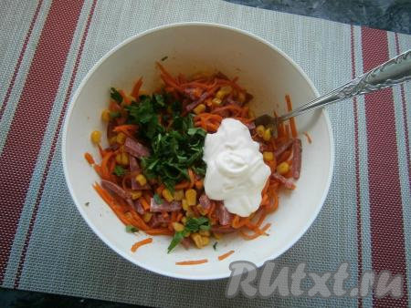 Сюда же&nbsp;добавить измельчённую зелень петрушки и майонез, посолить по вкусу (мне соли не понадобилось).