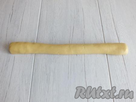 Из полученного теста подкатайте валик, ориентировочно, длиной 25 см.