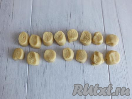 Валик из теста, с помощью ножа, разрежьте на 15-16 заготовок. Примерный вес одной заготовки 27 грамм.