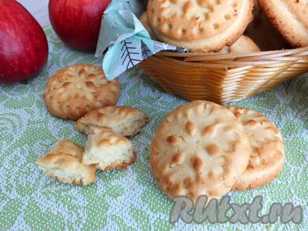 Песочное печенье, замешанное на растительном масле, имеет нежную, рассыпчатую структуру, оно многим придётся по вкусу!