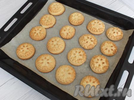 Готовое песочное печенье достаньте из духовки. Оно имеет ровный, румяный цвет.&nbsp;