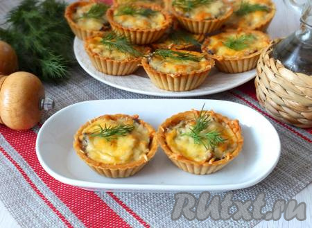 Очень вкусные, аппетитные тарталетки с грибным жульеном к столу подавайте горячими. Это блюдо непременно понравится вашим близким!