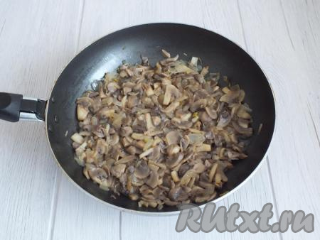 Когда грибы заметно осядут и приобретут тёмный цвет (на этот процесс ориентировочно уходит от 10 до 15 минут), огонь убавьте.