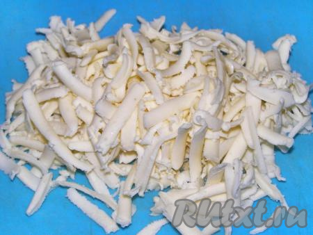 Для приготовления начинки для мясных зраз натираем сыр на тёрке с крупными отверстиями.