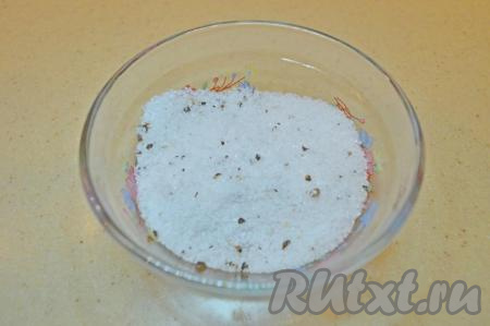 В небольшой тарелочке смешать 2 чайные ложки соли с 1 чайной ложкой сахара, добавить по вкусу чёрный молотый перец (лучше, конечно, добавлять свежемолотый чёрный перец).