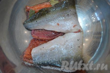 Свернуть каждое посоленное филе гольца пополам и уложить в миску (или форму), накрыть крышкой и убрать в холодильник. Через сутки в миске может появиться жидкость, её необходимо будет слить. По прошествии суток рыбку можно кушать. Но я предпочитаю, чтобы она просаливалась 1,5-2 суток.