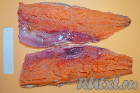 Разделать рыбу на 2 филе, разрезав вдоль хребта, а затем удалив хребет, крупные кости, плавники и хвост.