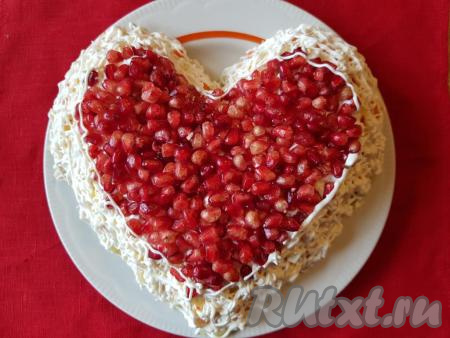 Салат из курицы с гранатом и сыром