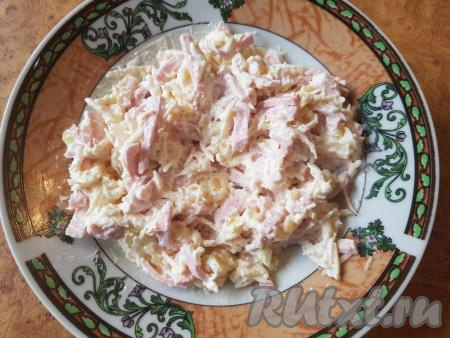 В получившуюся массу добавить сметану и ещё раз перемешать, начинка для фарширования половинок картофеля готова.