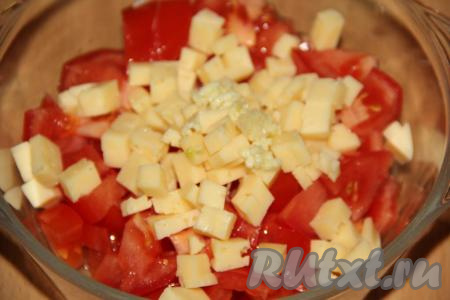 Почистить чеснок, пропустить через пресс и добавить в салат из помидоров и сыра.