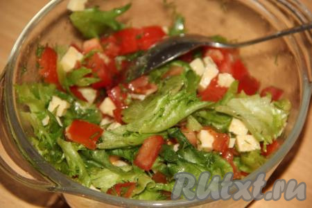 Посолить салат и перемешать.