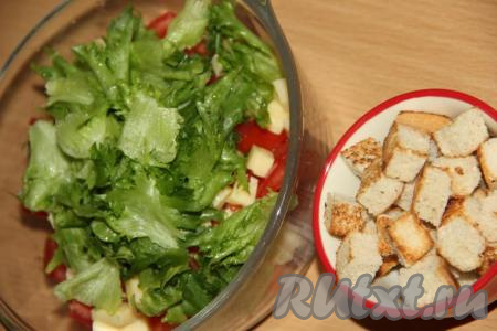 Вымыть и обсушить листья салата, а затем порвать руками и добавить в салат из помидоров, сыра и чеснока.