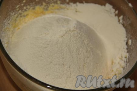 Понемногу всыпать в получившуюся массу просеянную муку, замешивая тесто.