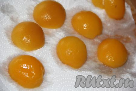 Пока наше печенье остывает, достать половинки консервированных абрикосов и выложить их на бумажное полотенце.&nbsp;