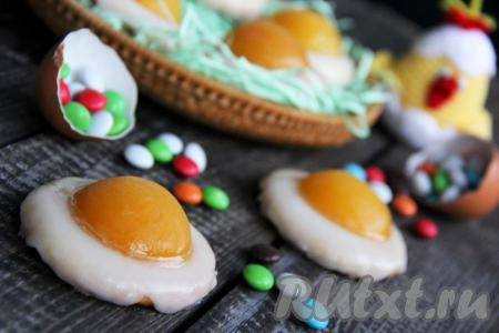 Очень вкусное, рассыпчатое пасхальное печенье, украшенное глазурью и консервированными абрикосами, будет отлично смотреться на праздничном столе и точно понравится многим!