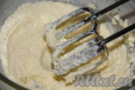 Миксером взбить масло с сахаром в течение 3 минут.