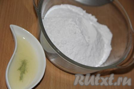 Для того чтобы приготовить глазурь, нужно выложить сахарную пудру в тарелку и, постоянно перемешивая ложкой, постепенно влить лимонный сок.