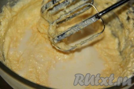 Затем влить молоко и ещё раз взбить.