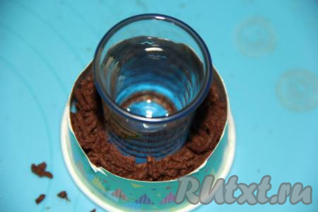 Донышком тонкой рюмки прижать середину гнёздышка.