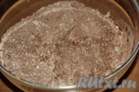 Перемешать сухие ингредиенты.