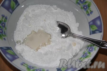 Для приготовления глазури насыпать в тарелочку сахарную пудру, начать постепенно добавлять лимонный сок, перемешивая ложкой.