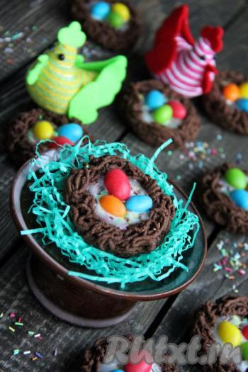 Вот такое красивое, яркое и очень вкусное пасхальное печенье "Гнёзда" получилось. 