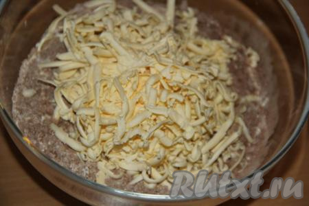 Холодное масло натереть на крупной тёрке и добавить в миску с сухими ингредиентами.