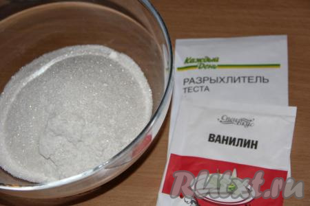 В миску просеять муку и какао, всыпать ванильный сахар, соль, сахар и разрыхлитель.