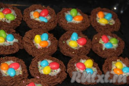 Оставить "Гнёзда" на пару часов (до полного застывания глазури). Из этого количества получается 13-15&nbsp;печенюшек.