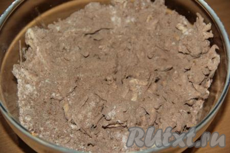 Перетереть массу в крошку.